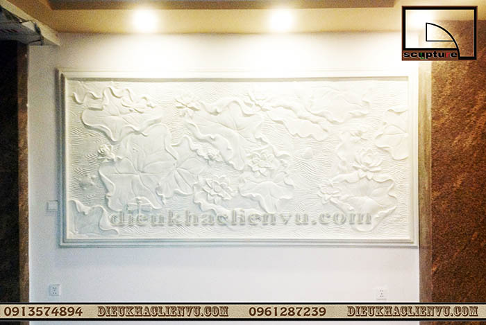 Phù điêu hoa sen với gam màu rực rỡ